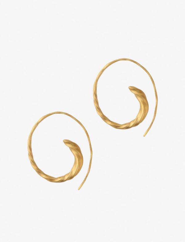 Grandes boucles d'oreilles asymétriques